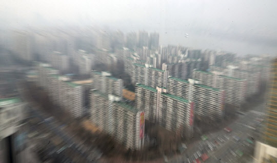 정부의 강력한 규제와 자금출처조사, 코로나 영향이 겹치면서 서울 강남권을 중심으로 매수 심리가 크게 위축되면서 공급이 수요를 초과하는 상황이 벌어졌다. 사진은 서울 송파구 아파트 단지 모습.<연합뉴스>